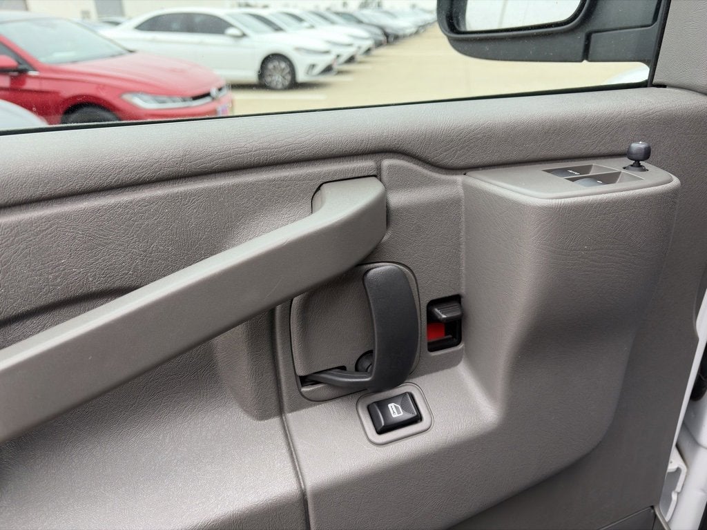 2023 Chevrolet Express Passenger 3500 1LS