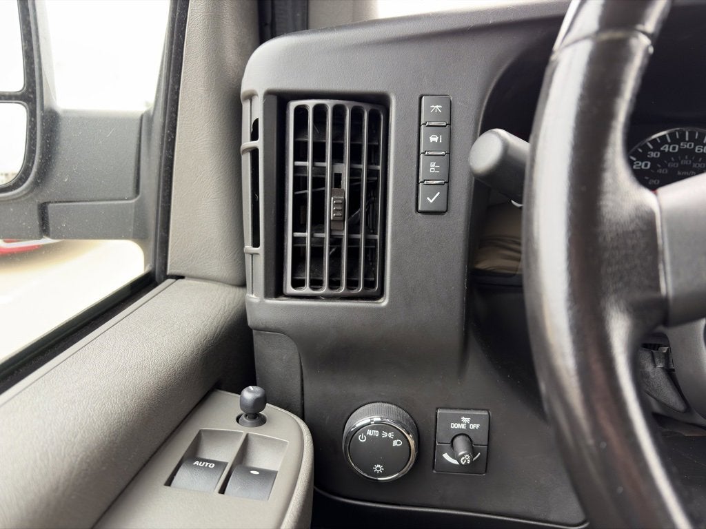 2023 Chevrolet Express Passenger 3500 1LS