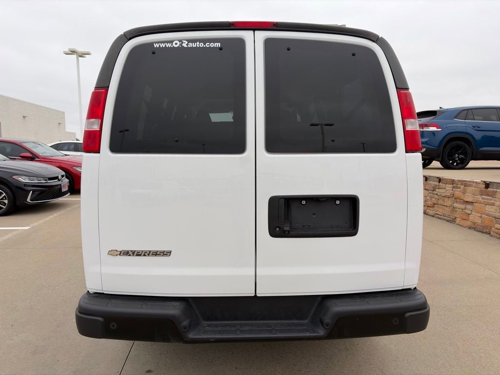 2023 Chevrolet Express Passenger 3500 1LS