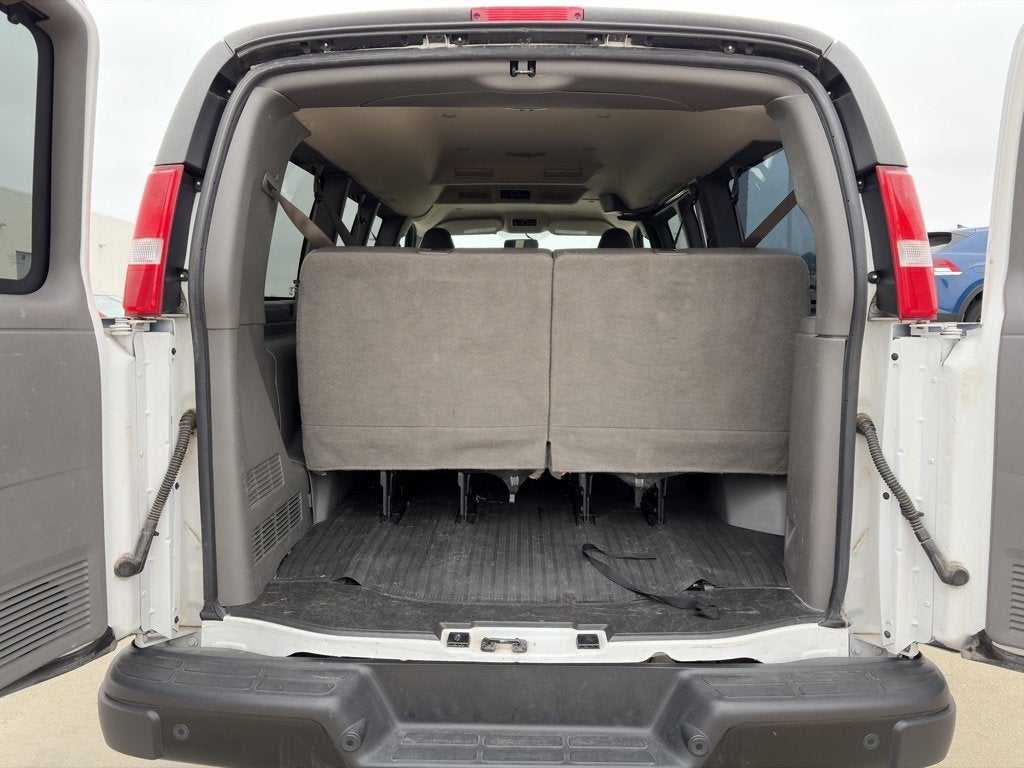 2023 Chevrolet Express Passenger 3500 1LS