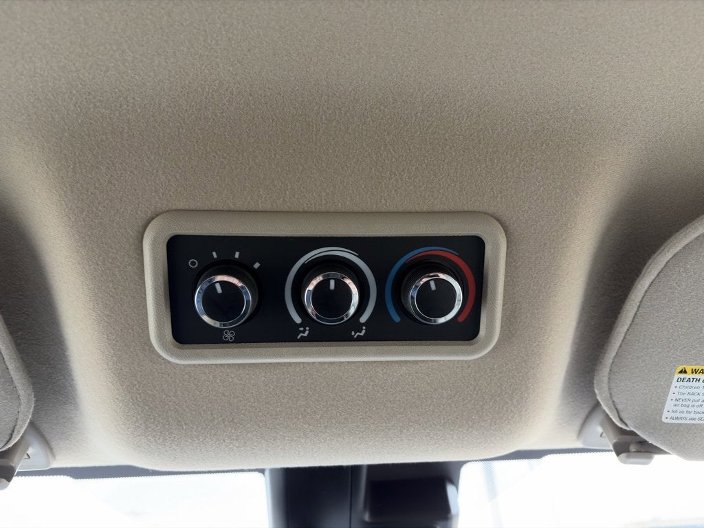 2024 Chevrolet Express Passenger 3500 1LT