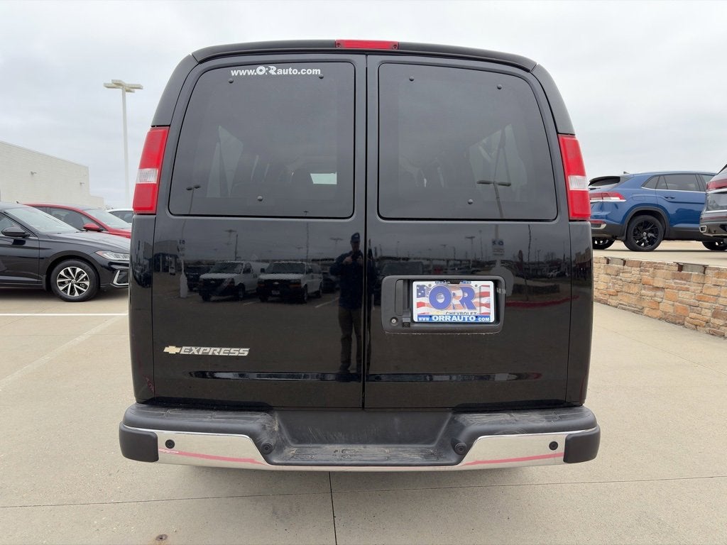 2024 Chevrolet Express Passenger 3500 1LT