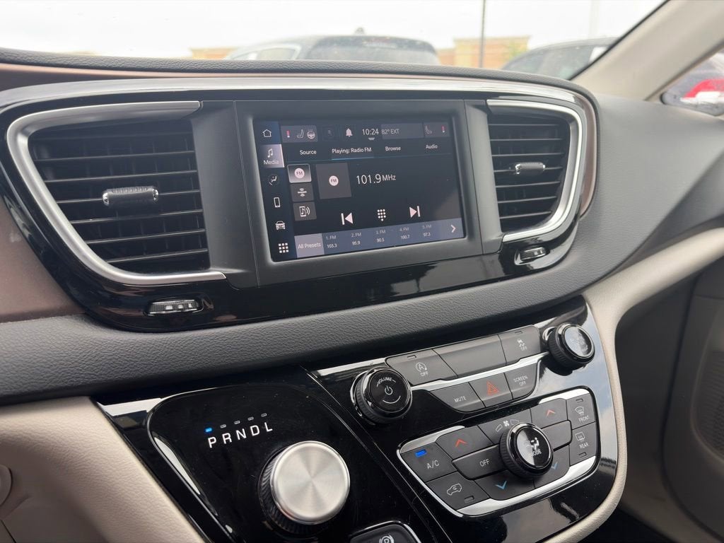 2023 Chrysler Voyager LX