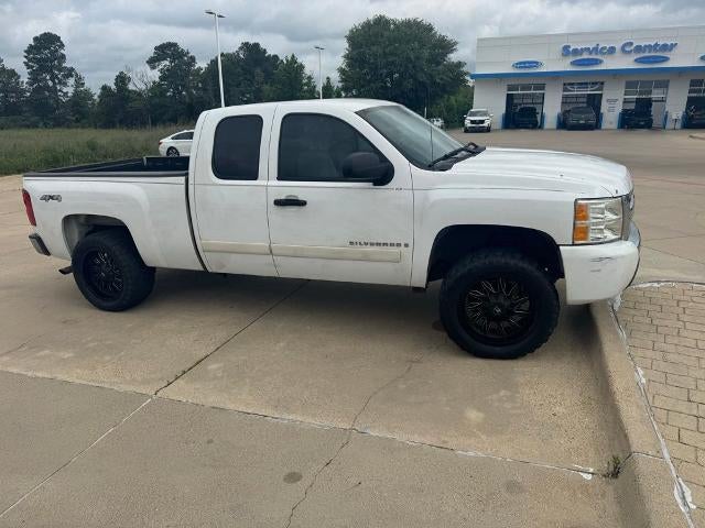 2007 Chevrolet Silverado 1500 4WD Extended Cab Standard Box LT w/1LT