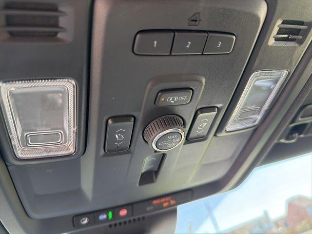 2023 Chevrolet Suburban 4WD Premier