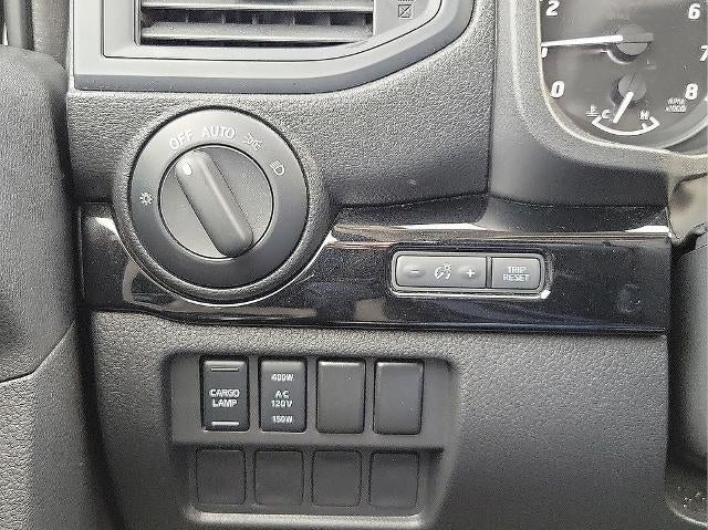 2024 Nissan Titan 4x4 King Cab SV