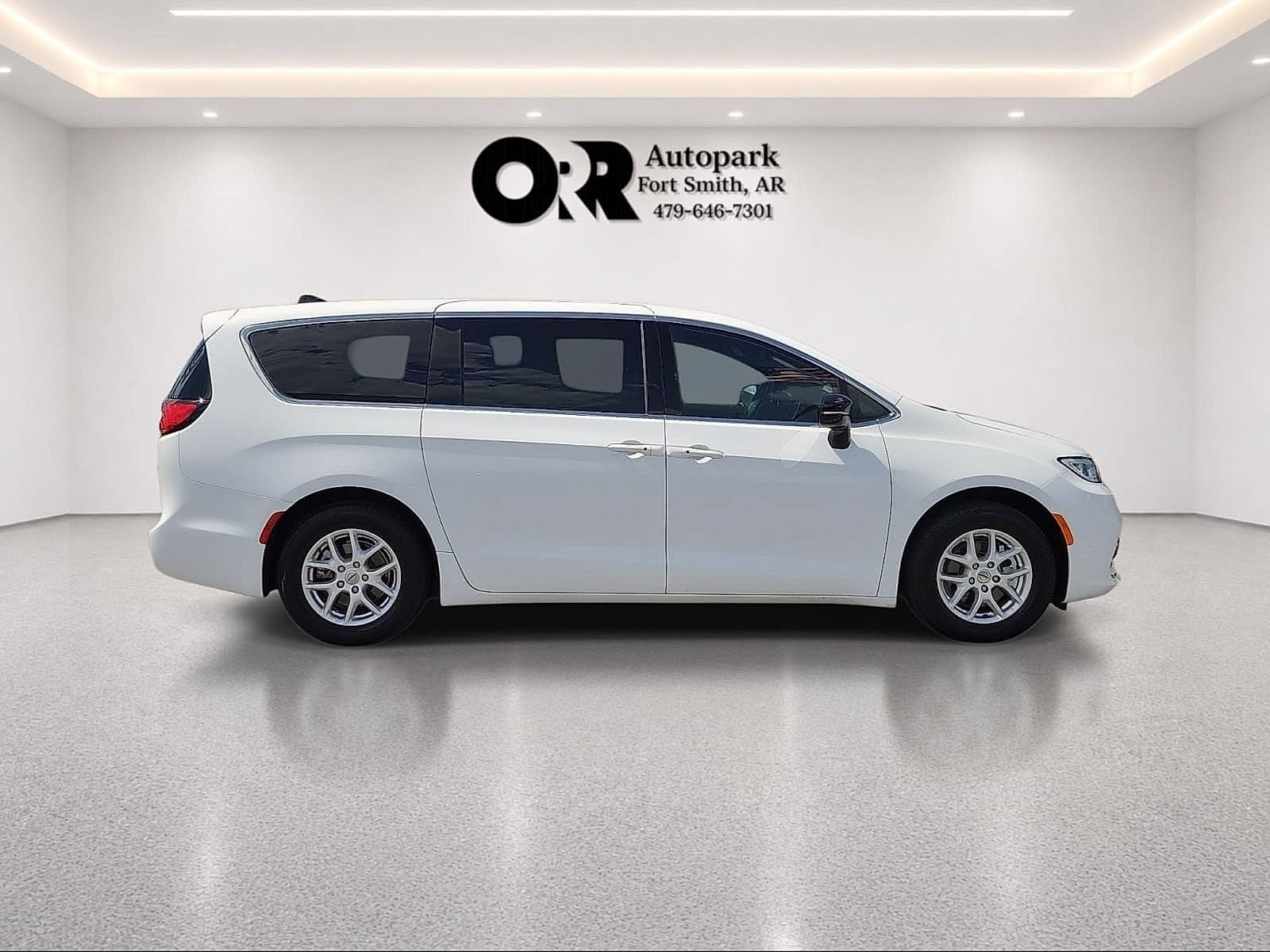 2025 Chrysler Pacifica Select