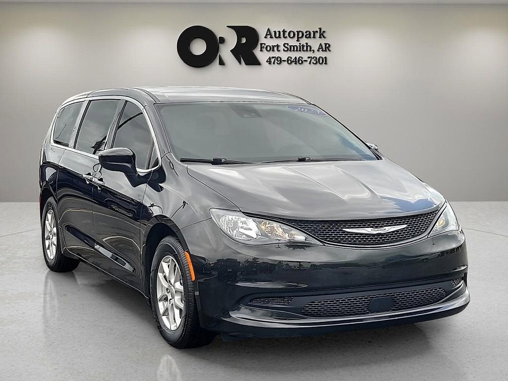 2023 Chrysler Voyager LX's photo