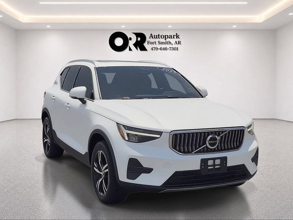 2025 Volvo XC40 Core Bright Theme
