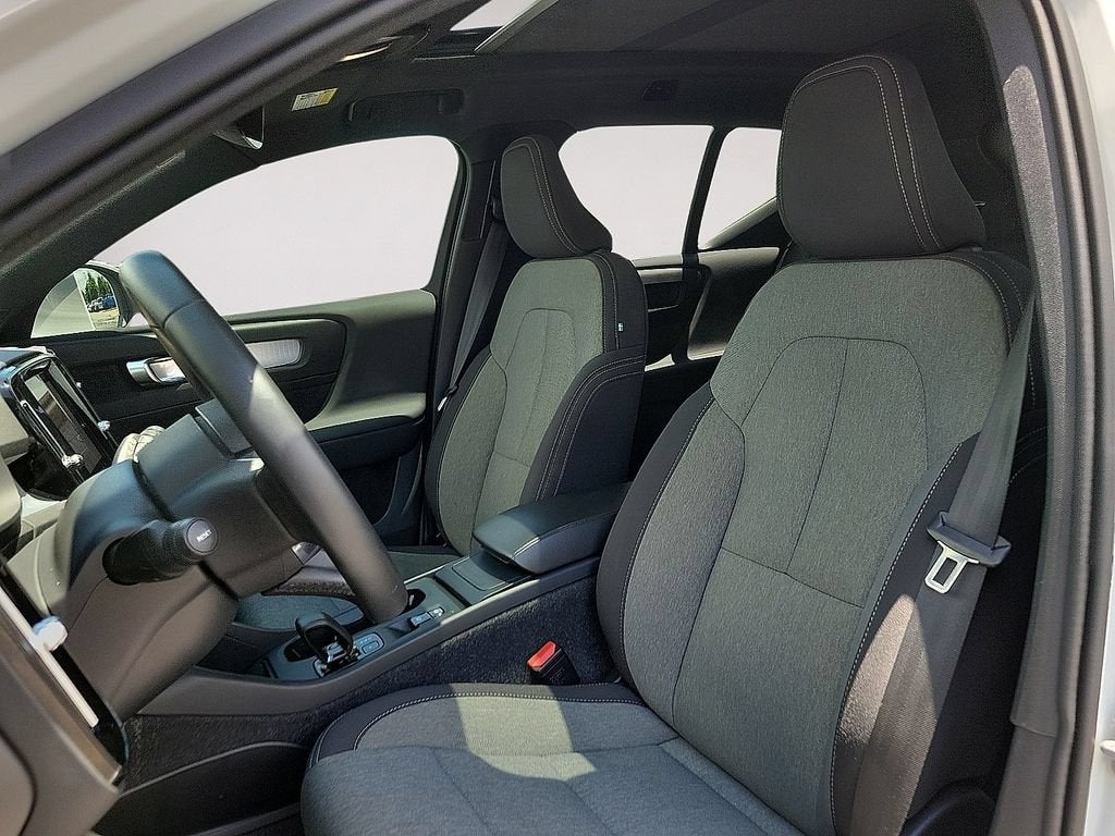 2025 Volvo XC40 Core Bright Theme