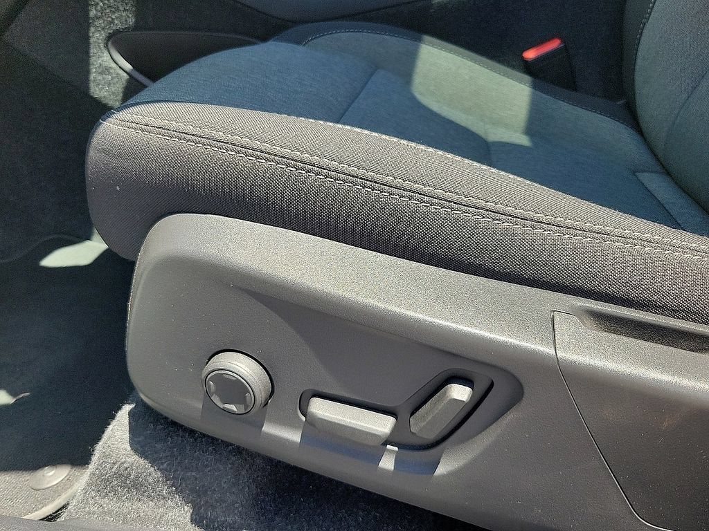 2025 Volvo XC40 Core Bright Theme