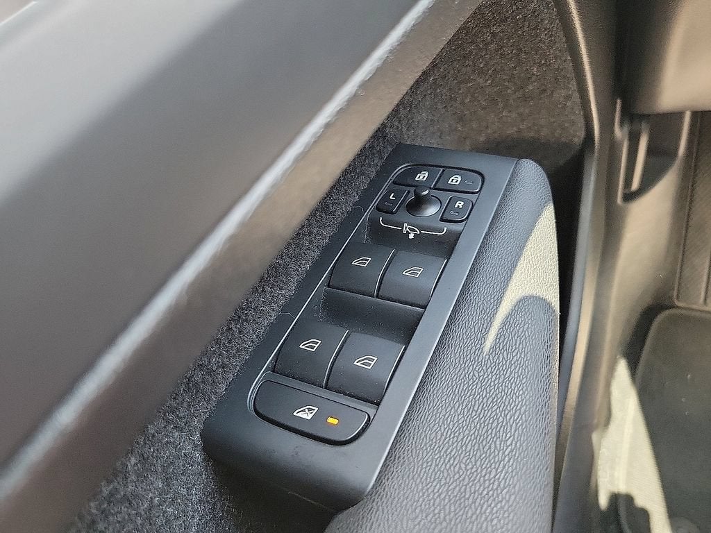 2025 Volvo XC40 Core Bright Theme