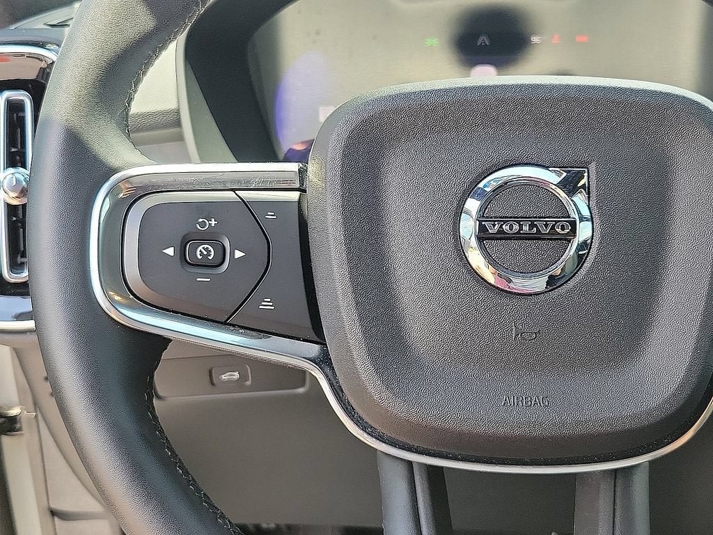 2025 Volvo XC40 Core Bright Theme