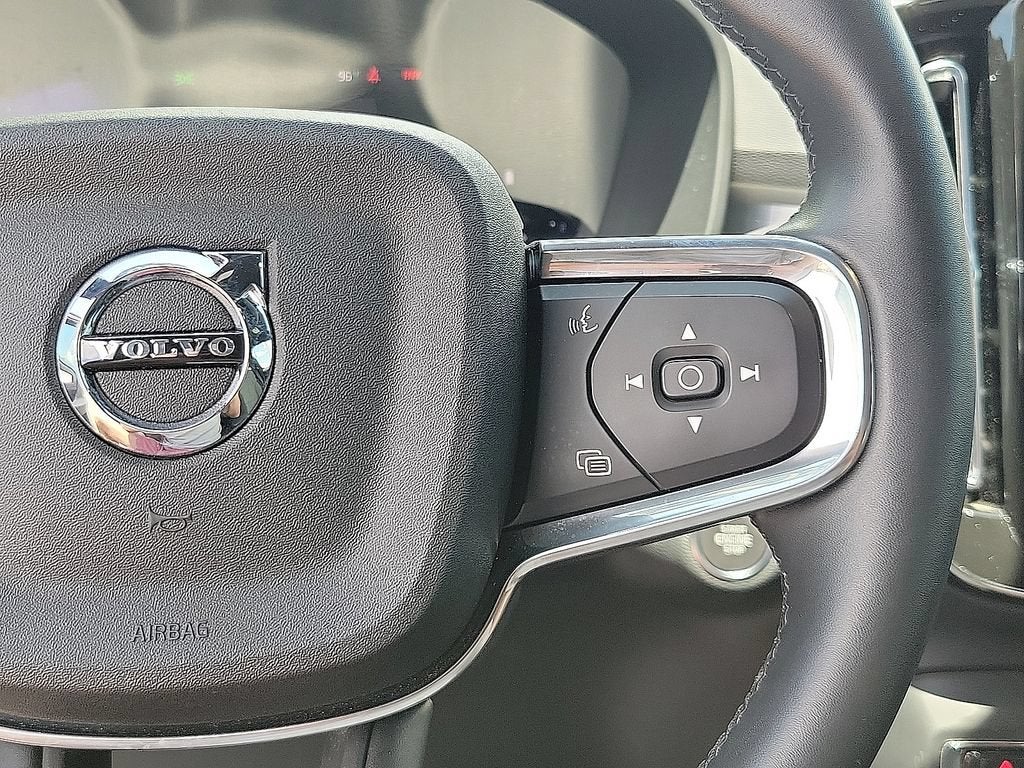 2025 Volvo XC40 Core Bright Theme