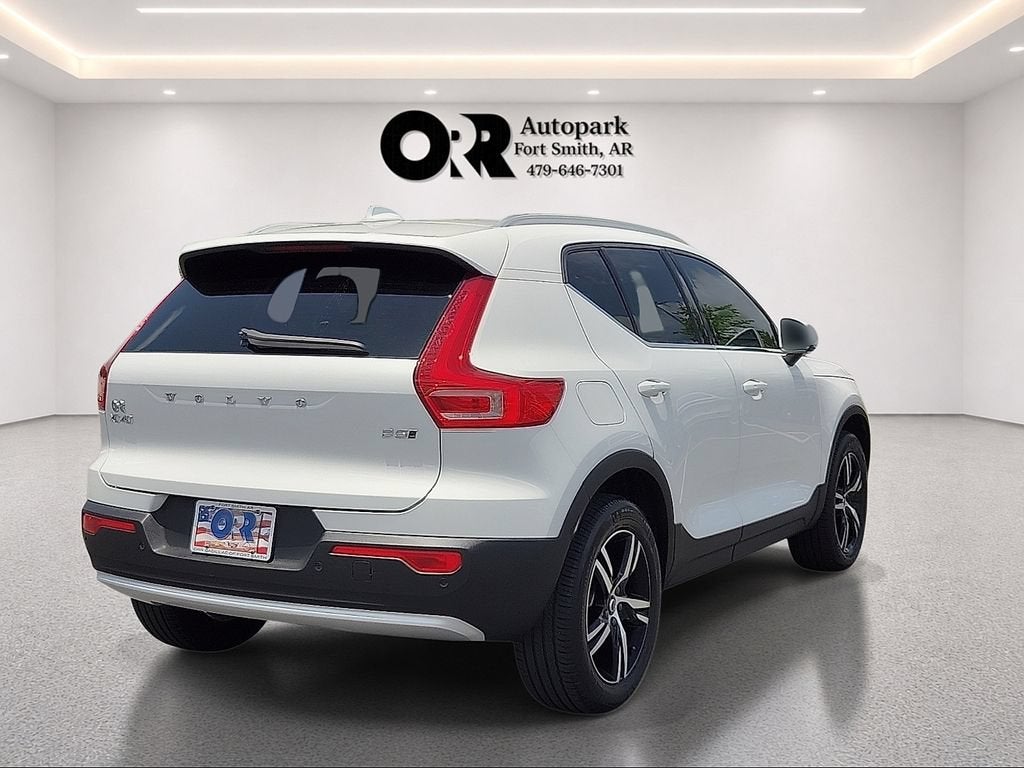2025 Volvo XC40 Core Bright Theme