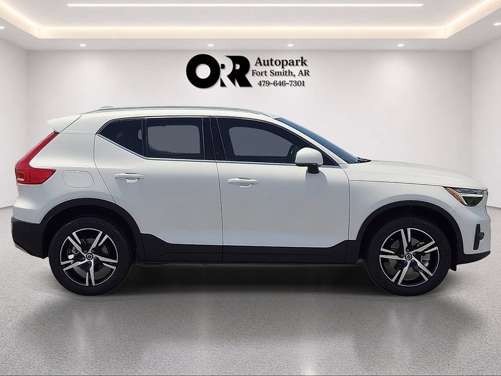 2025 Volvo XC40 Core Bright Theme